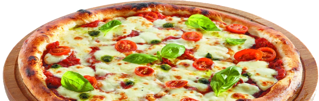 Frisch gebackene Pizza mit Tomaten, Käse und Basilikum